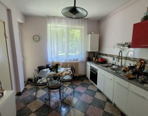 Vanzare apartament 4 camere confort sporit, Plopilor vechi