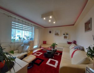 Apartament cu 3 camere, decomandat, finisat, zona La Terenuri