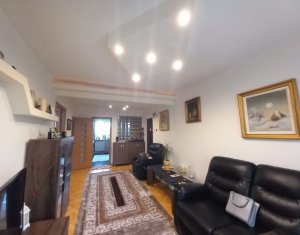 Apartament cu 3 camere, decomandat, finisat, zona La Terenuri