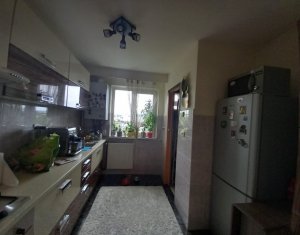 Apartament cu 3 camere, decomandat, finisat, zona La Terenuri