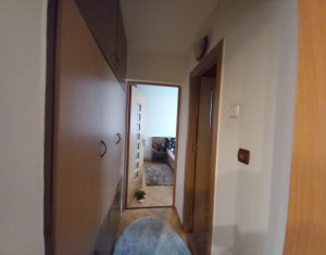 Apartament cu 3 camere, decomandat, finisat, zona La Terenuri