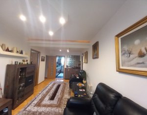 Apartament cu 3 camere, decomandat, finisat, zona La Terenuri