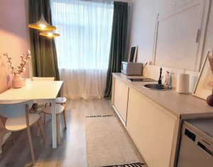 Apartament tip studio, la casa, cu intrare din strada, Semicentral