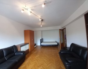 De vanzare apartament cu 4 camere central
