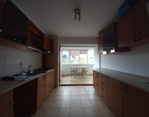 De vanzare apartament cu 4 camere central
