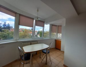 De vanzare apartament cu 4 camere central
