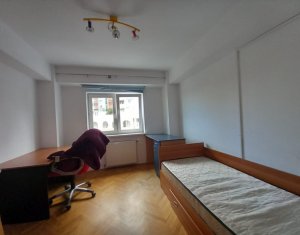 De vanzare apartament cu 4 camere central