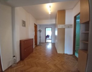 De vanzare apartament cu 4 camere central