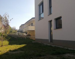 In cladire cu doar 2 apartamente, curte privata 63 mp, 2 garaje, boxa. 