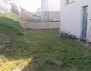 In cladire cu doar 2 apartamente, curte privata 63 mp, 2 garaje, boxa. 