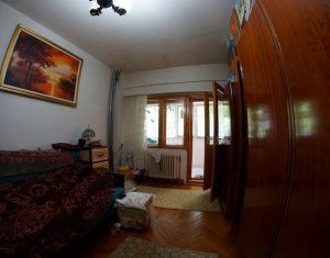Apartament 4 camere, decomandat, 100 mp, pe Titulescu, zona Cipariu