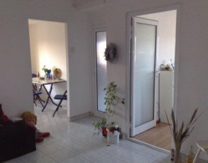 Apartament 3 camere, zona str. Primaverii