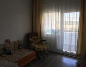 Apartament 3 camere, zona str. Primaverii