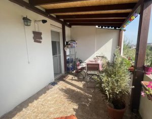 Apartament cu terasa, in zona de case