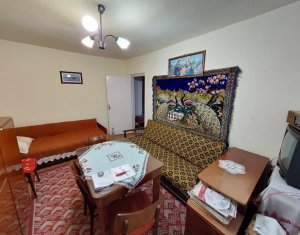 Apartament 2 camere, etaj 3, decomandat, balcon, zona IULIUS