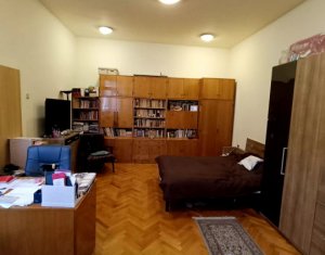 Apartament 3 camere, ultracentral situat in casa cu curte si parcare