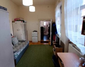 Apartament 3 camere, ultracentral situat in casa cu curte si parcare