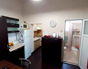 Apartament 3 camere, ultracentral situat in casa cu curte si parcare