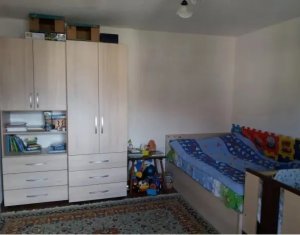 Apartament cu 3 camere, suprafata generoasa, strada Florilor, Floresti
