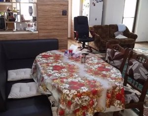 Apartament cu 3 camere, suprafata generoasa, strada Florilor, Floresti