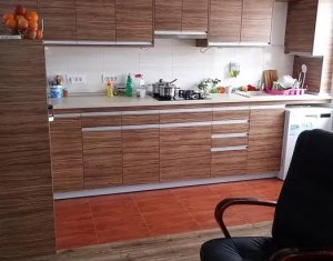 Apartament cu 3 camere, suprafata generoasa, strada Florilor, Floresti