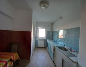 De vanzare apartament cu 3 camere, 2 bai, Primaverii