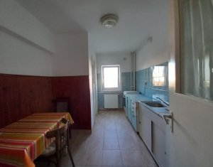 De vanzare apartament cu 3 camere, 2 bai, Primaverii