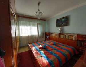 De vanzare apartament cu 3 camere, 2 bai, Primaverii