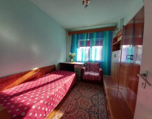 De vanzare apartament cu 3 camere, 2 bai, Primaverii