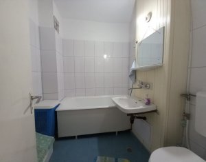 De vanzare apartament cu 3 camere, 2 bai, Primaverii