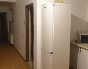 De vanzare apartament 3 camere, etaj 2, parcare