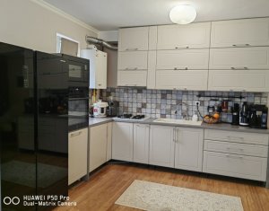 Apartment 3 rooms for sale in Floresti