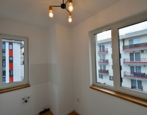 Apartament cu 3 camere, ultrafinisat, etaj intermediar