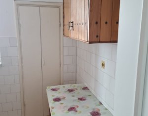 Apartament cu 3 camere, etaj 3, zona Gruia