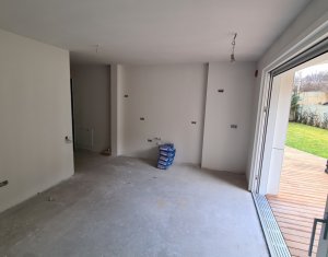 Apartament 1 + 1/2 camere, imobil de lux, terasa 30 mp, gradina proprie 40 mp !