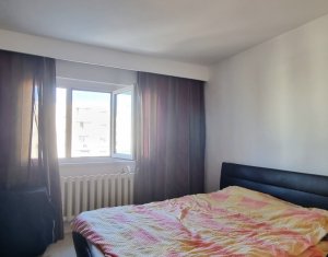 Apartament cu 2 camerei decomandate, la etaj intermediar