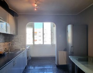 Apartament cu 2 camerei decomandate, la etaj intermediar