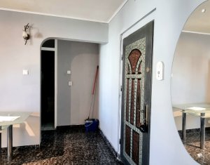 Apartament cu 2 camerei decomandate, la etaj intermediar