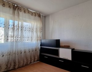 Apartament cu 2 camerei decomandate, la etaj intermediar