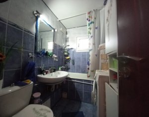 De vanzare apartament cu 3 camere, 3 balcoane, 2 bai, Plopilor