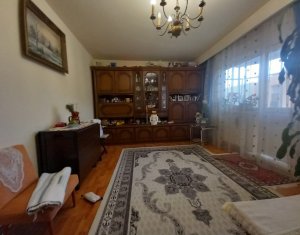 De vanzare apartament cu 3 camere, 3 balcoane, 2 bai, Plopilor