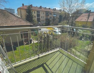 Apartament la etaj intermediar pe Horea