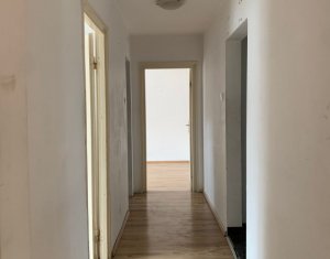 Apartament cu 4 camere, situat la etajul 3, Manastur, strada Primaverii