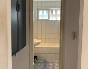 Apartament cu 4 camere, situat la etajul 3, Manastur, strada Primaverii