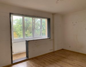 Apartament cu 4 camere, situat la etajul 3, Manastur, strada Primaverii