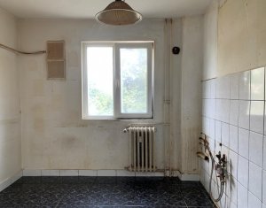 Apartament cu 4 camere, situat la etajul 3, Manastur, strada Primaverii