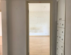 Apartament cu 4 camere, situat la etajul 3, Manastur, strada Primaverii