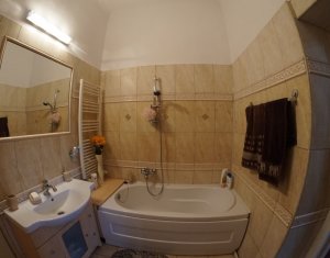 Apartament 3 camere, confort sporit, etaj intermediar, zona Horea