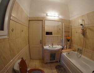 Apartament 3 camere, confort sporit, etaj intermediar, zona Horea