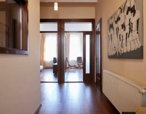 Apartament 3 camere, centru, cladire istorica, etaj intermediar